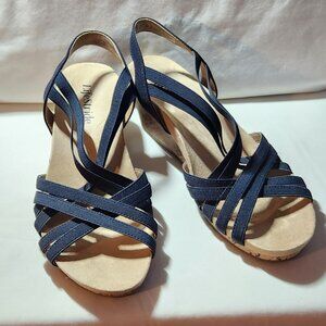 Life Stride sandals sz 6W navy Mallory GUC